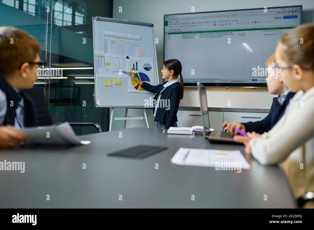 Groupe d'enfants travaillant dans la salle de conférence Banque D'Images