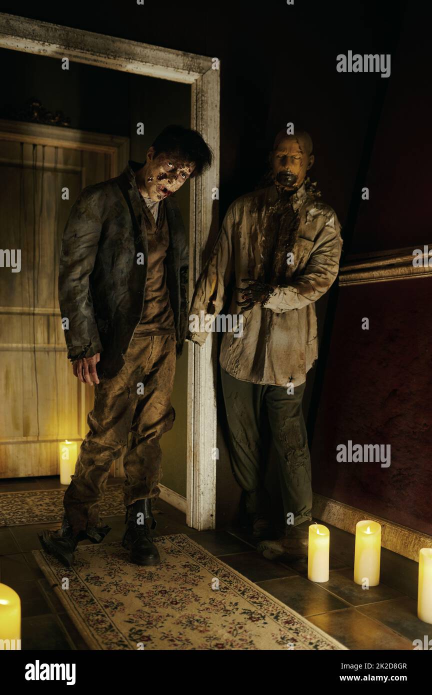 Maison zombie avec photophore et cadavre effrayant Banque D'Images
