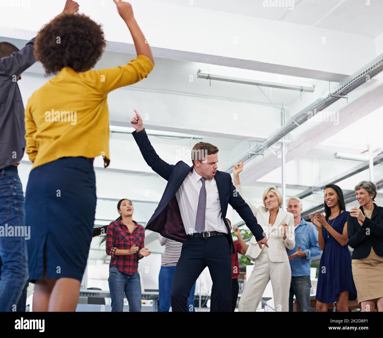 Mettre du plaisir sur le lieu de travail. Photo rognée d'une fête de bureau avec des personnes dansant et ayant un bon moment. Banque D'Images
