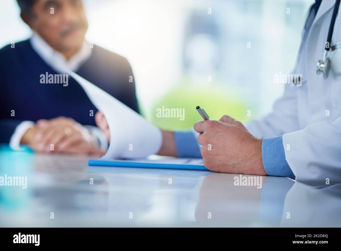 Il enregistre tout. Gros plan d'un médecin méconnaissable qui passe par