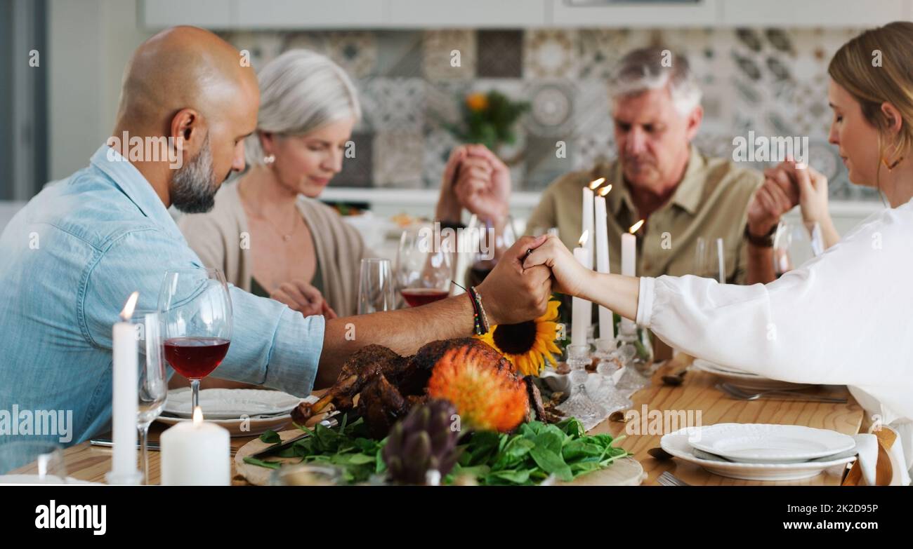 Je vous remercie du temps que nous passons ensemble. Photo de deux couples assis pour le déjeuner et priant à la maison. Banque D'Images