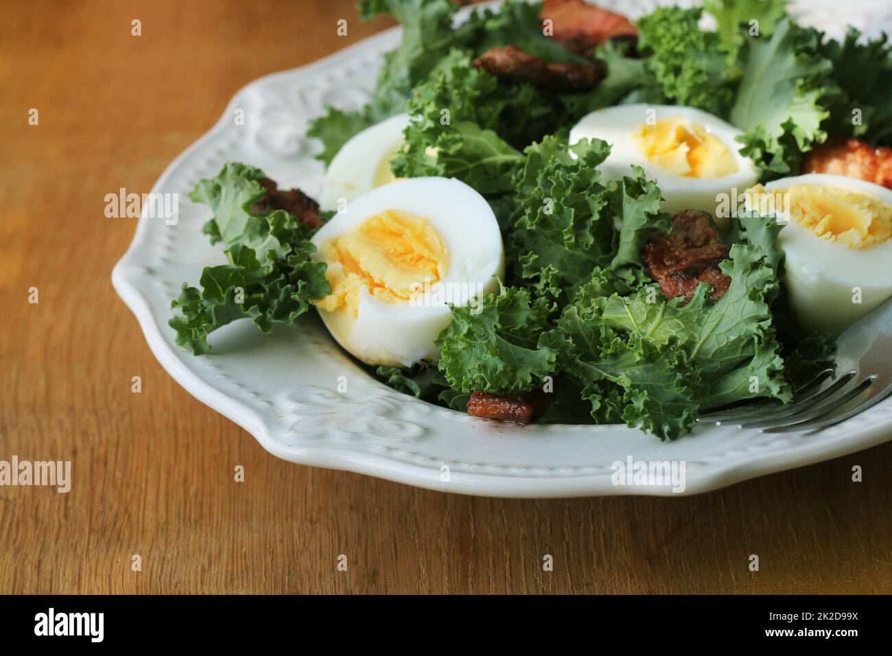 Frais sain avec salade de chou vert, oeufs et bacon chrispy Banque D'Images