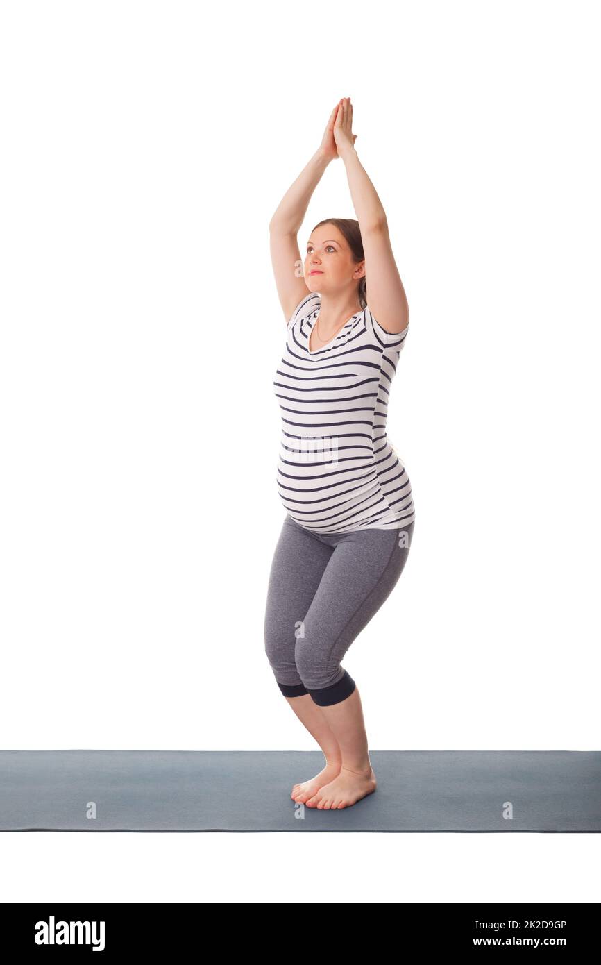 Femme enceinte faisant du yoga asana utkatasana Banque D'Images