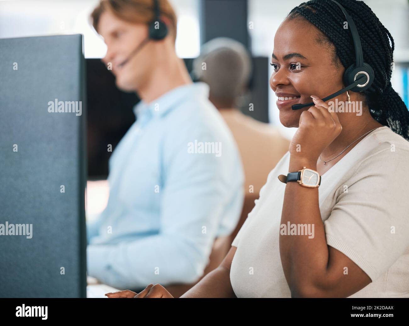 Centre d'appels, CRM et service client travaillant avec un micro-casque ...