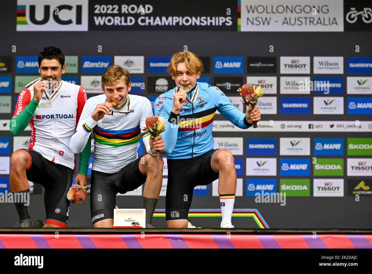 Antonio Morgado du Portugal, Emil Herzog allemand et Vlad Van Mechelen belge photographiés sur le podium après la course sur route des jeunes hommes aux Championnats du monde de route UCI Cycling 2022, à Wollongong, en Australie, le vendredi 23 septembre 2022. Les mondes se déroulent du 18 au 25 septembre. BELGA PHOTO DIRK WAEM Banque D'Images