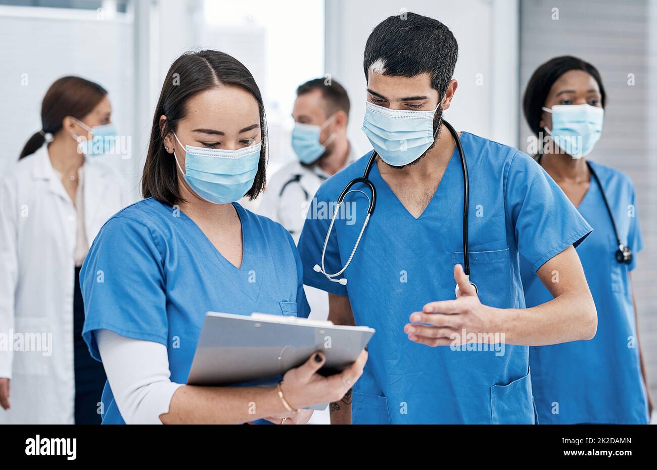 Discuter de la marche à suivre. Photo de deux médecins qui ont pris des notes dans un hôpital très fréquenté. Banque D'Images