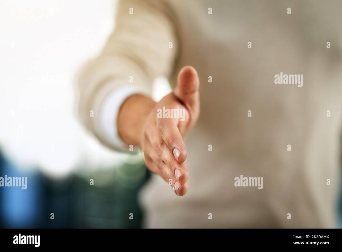 C'est un plaisir de vous rencontrer. Gros plan d'une personne méconnaissable qui s'étire avec sa main pour une poignée de main. Banque D'Images