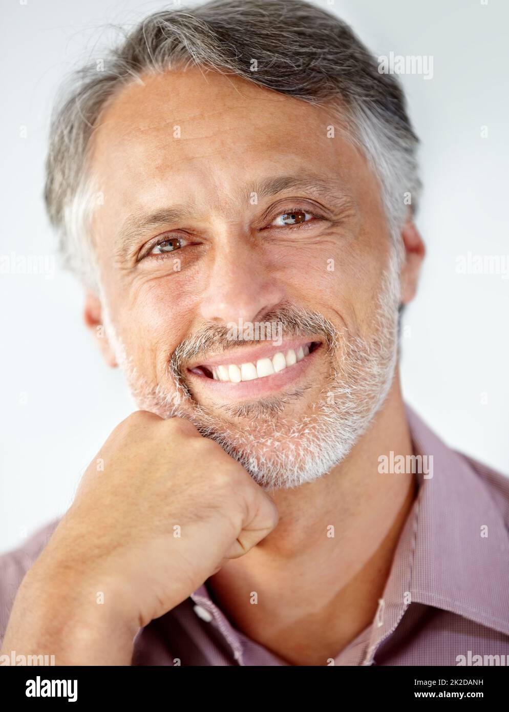 La maturité apporte la sagesse. Un homme mûr souriant à la caméra. Banque D'Images