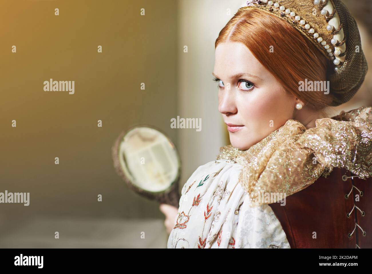 Qui est le plus beau de tous. Photo d'une élégante noble femme qui s'admirait dans un miroir de sa chambre de palais. Banque D'Images