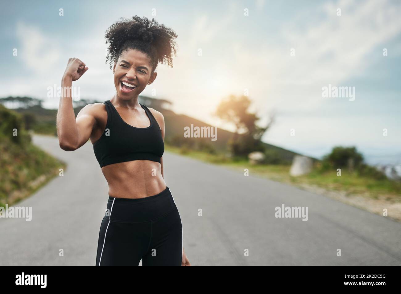 La force vient de l'intérieur. Photo courte d'une jeune sportswoman attirante en flexion de son biceps à l'extérieur. Banque D'Images