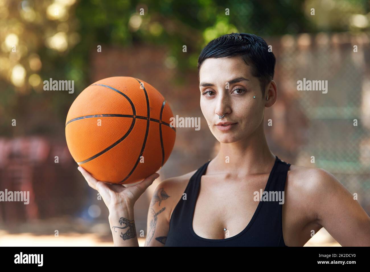 Reine de ce terrain. Portrait court d'une jeune athlète féminine sur le terrain de basket-ball. Banque D'Images
