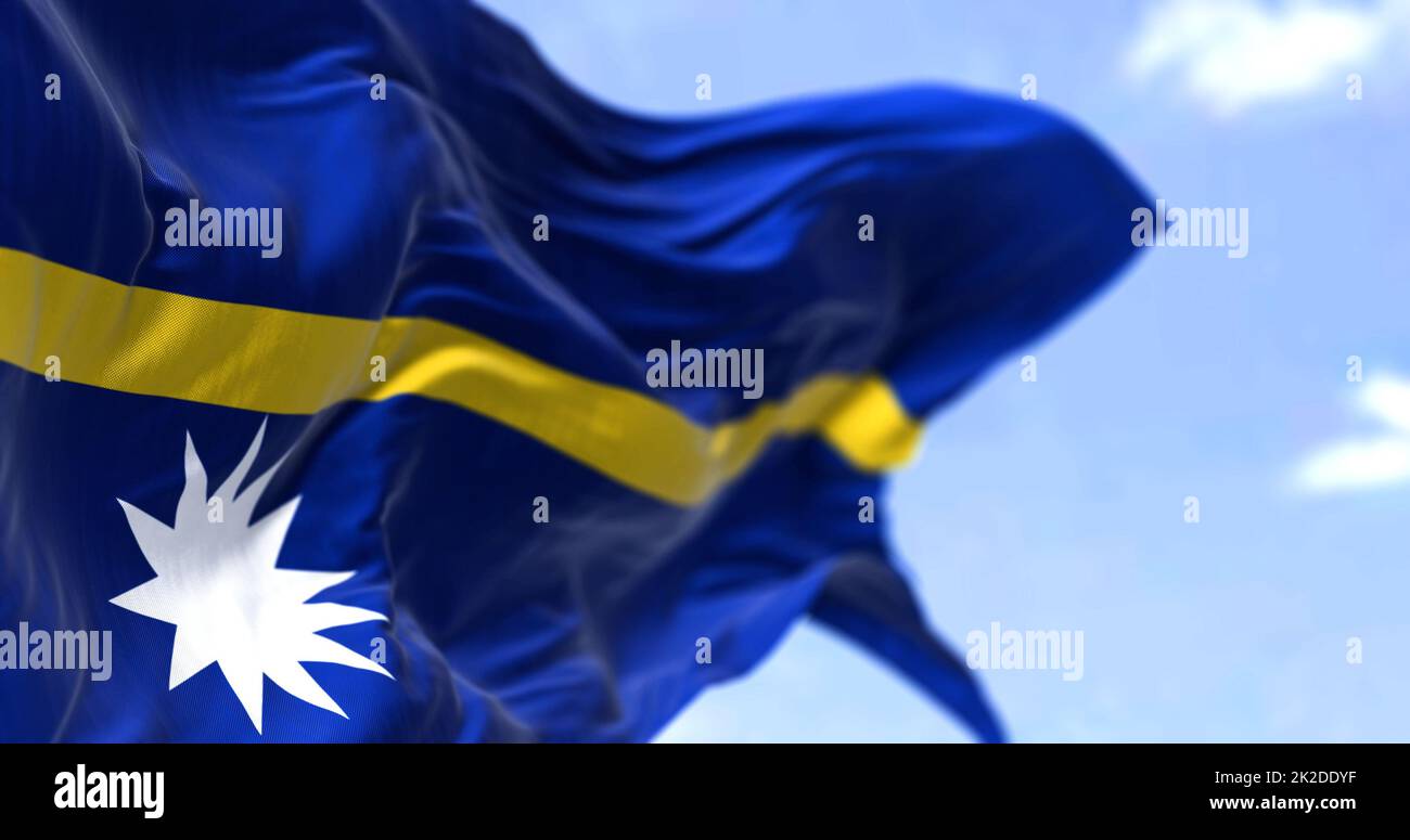 Détail du drapeau national de Nauru agitant dans le vent par temps clair Banque D'Images