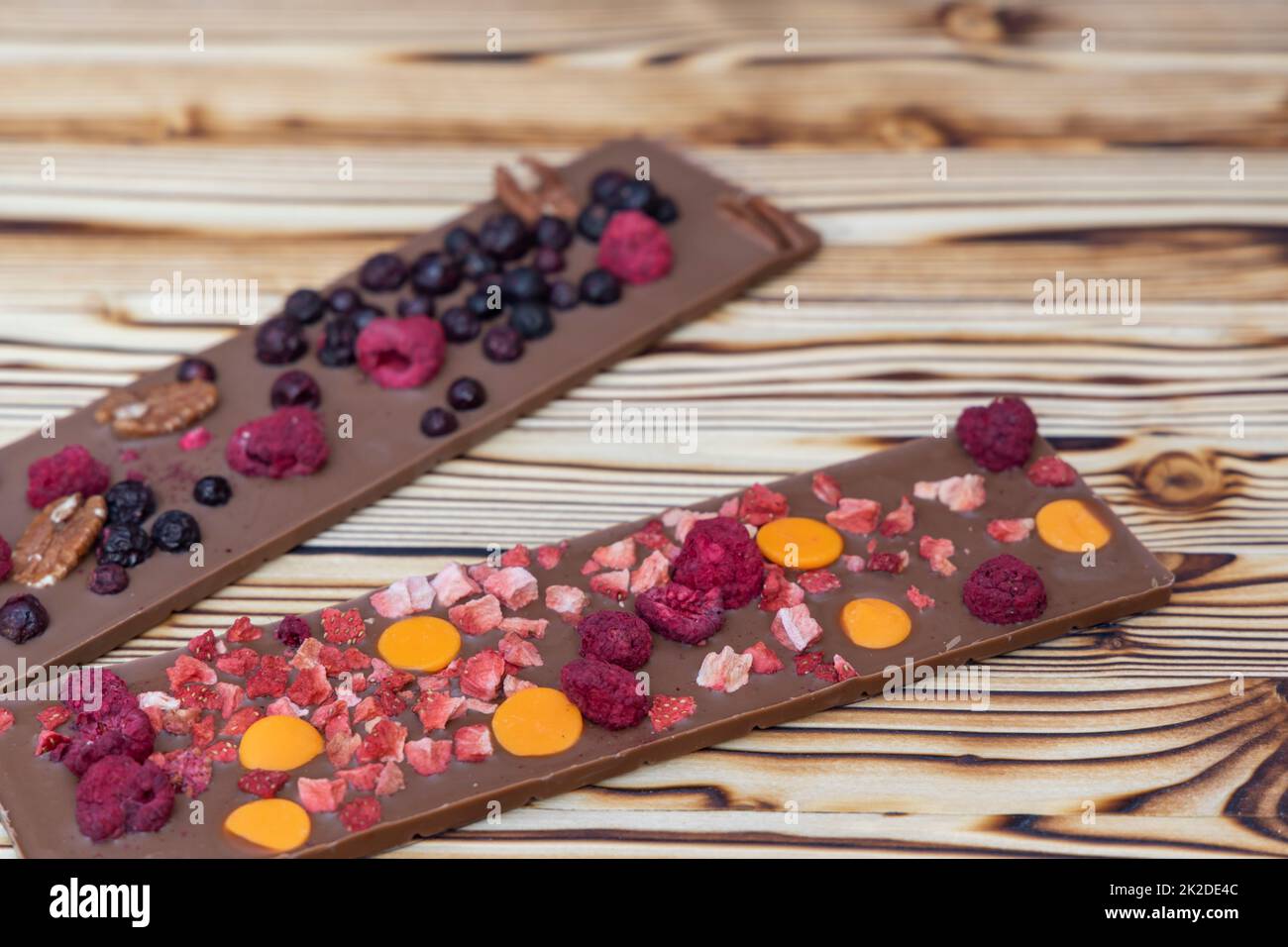 différents types de chocolat avec fruits séchés sur une planche en bois Banque D'Images