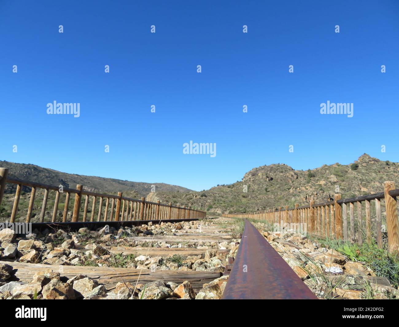 pont de chemin de fer feu de chemin de fer métallique à la fin du transport en tunnel Banque D'Images pont de chemin de fer feu de chemin de fer métallique à la fin du transport en tunnel Banque D'Images