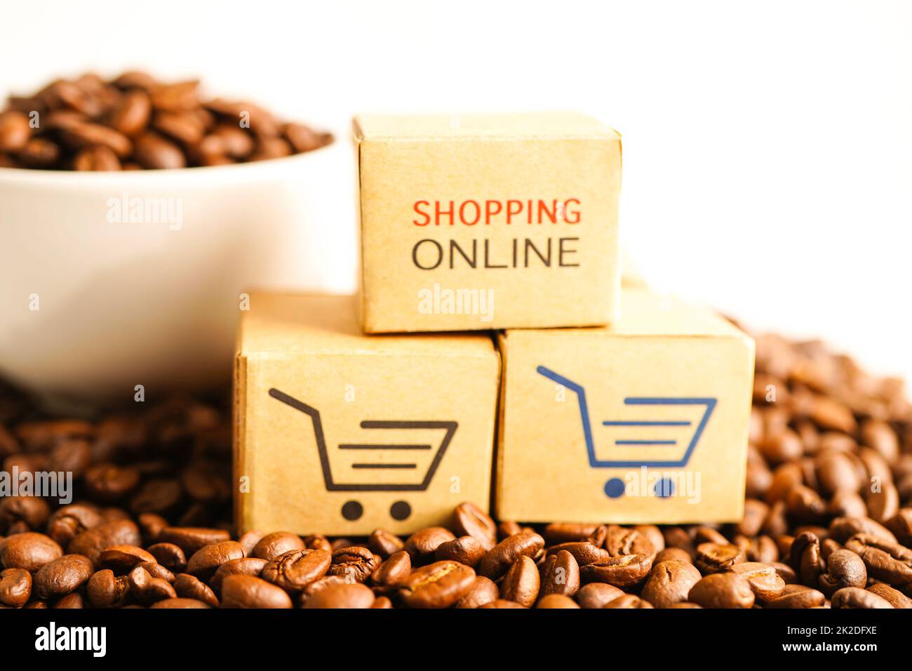 Panier d'achat sur les grains de café, achats en ligne pour l'exportation ou l'importation. Banque D'Images