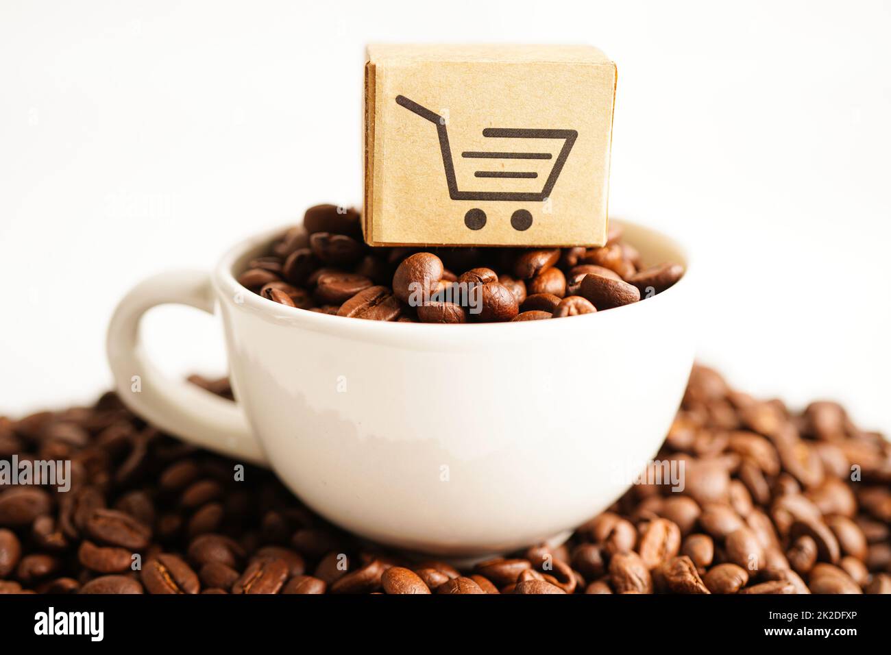 Panier d'achat sur les grains de café, achats en ligne pour l'exportation ou l'importation. Banque D'Images