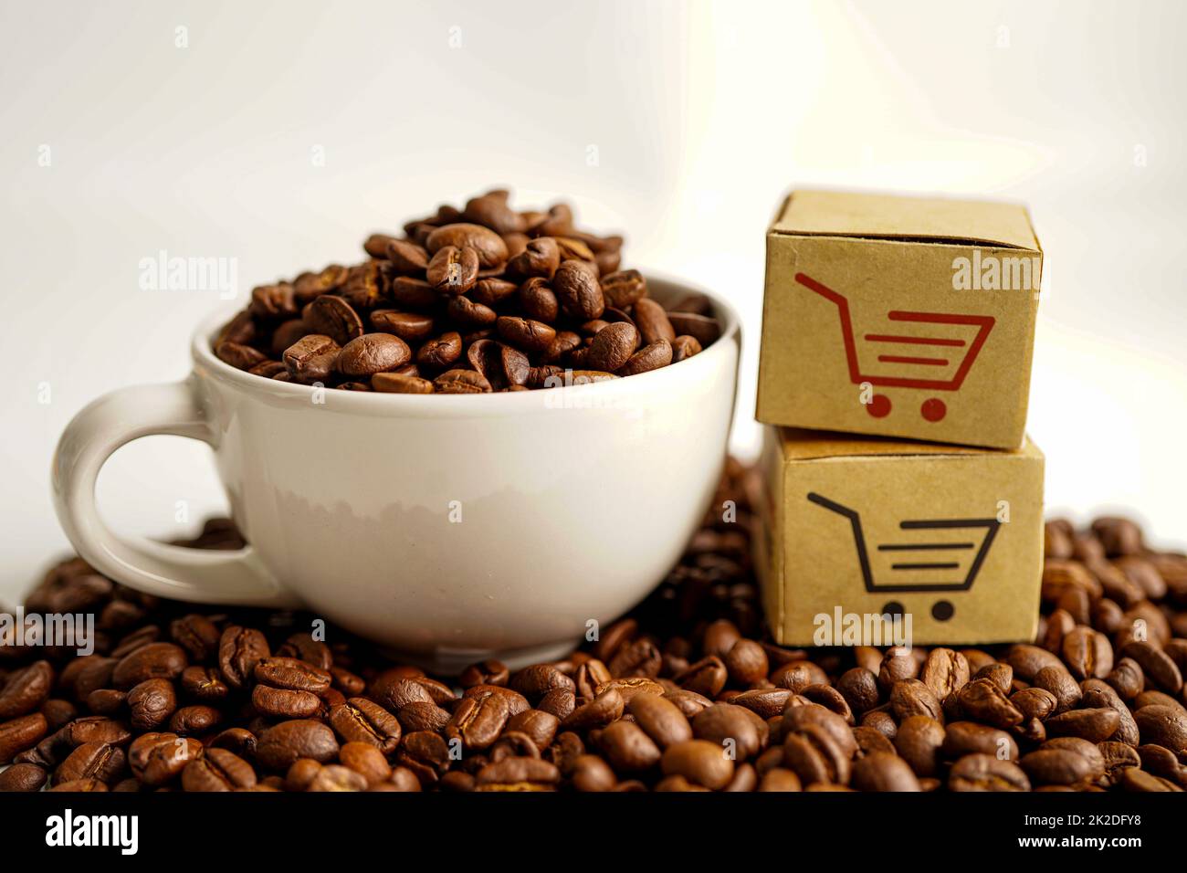 Panier d'achat sur les grains de café, achats en ligne pour l'exportation ou l'importation. Banque D'Images