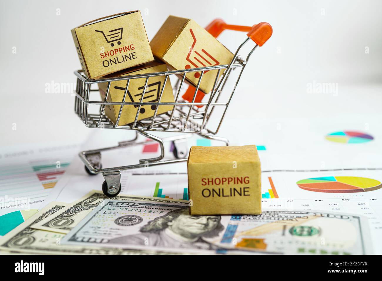 Achats en ligne, panier avec argent, importation exportation, commerce de finances. Banque D'Images