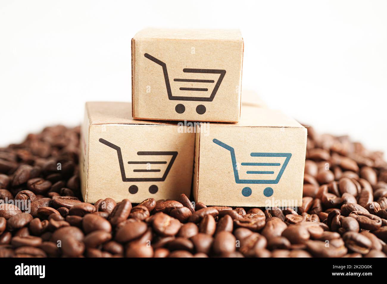 .Boîte du panier sur les grains de café, achats en ligne pour l'exportation ou l'importation. Banque D'Images