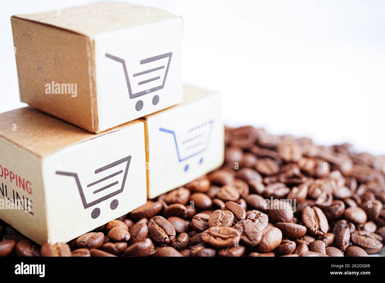 Panier d'achat sur les grains de café, achats en ligne pour l'exportation ou l'importation. Banque D'Images