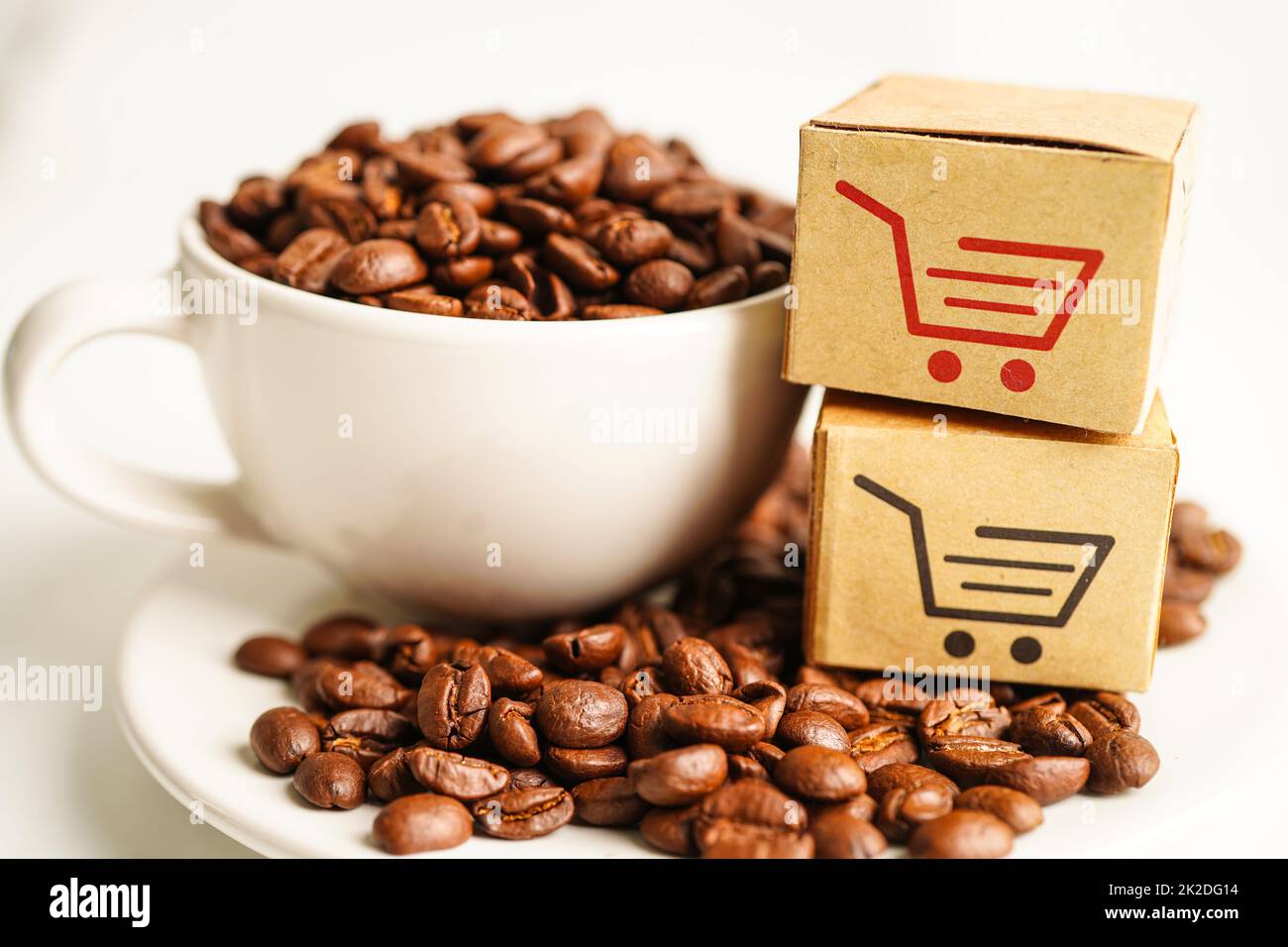 Panier d'achat sur les grains de café, achats en ligne pour l'exportation ou l'importation. Banque D'Images