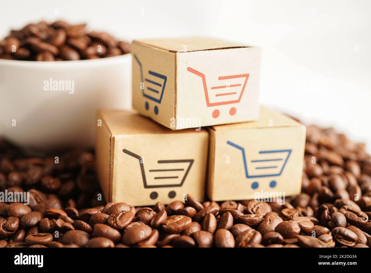 .Boîte du panier sur les grains de café, achats en ligne pour l'exportation ou l'importation. Banque D'Images