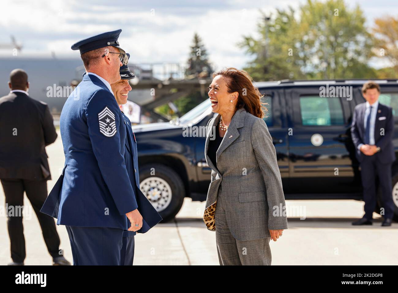 Milwaukee, Vereinigte Staaten. 22nd septembre 2022. Le vice-président des États-Unis, Kamala Harris, accueille les membres de la Garde nationale aérienne de l'US Air Force à l'aéroport international Mitchell. M. Harris devait faire des remarques à la conférence de l'Association des procureurs généraux démocrates (DAGA) à l'hôtel Pfister de Milwaukee, Wisconsin, sur 22 septembre 2022 Credit: Jeffrey Phelps/Pool via CNP/dpa/Alamy Live News Banque D'Images