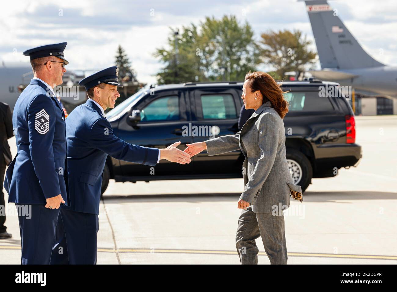 Milwaukee, Vereinigte Staaten. 22nd septembre 2022. Le vice-président des États-Unis, Kamala Harris, accueille les membres de la Garde nationale aérienne de l'US Air Force à l'aéroport international Mitchell. M. Harris devait faire des remarques à la conférence de l'Association des procureurs généraux démocrates (DAGA) à l'hôtel Pfister de Milwaukee, Wisconsin, sur 22 septembre 2022 Credit: Jeffrey Phelps/Pool via CNP/dpa/Alamy Live News Banque D'Images