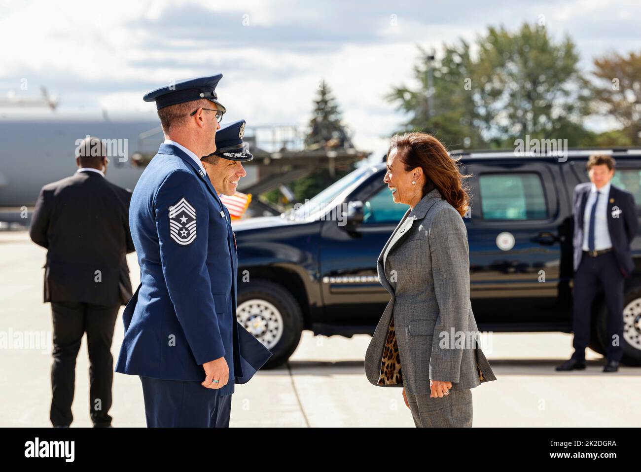 Milwaukee, Vereinigte Staaten. 22nd septembre 2022. Le vice-président des États-Unis, Kamala Harris, accueille les membres de la Garde nationale aérienne de l'US Air Force à l'aéroport international Mitchell. M. Harris devait faire des remarques à la conférence de l'Association des procureurs généraux démocrates (DAGA) à l'hôtel Pfister de Milwaukee, Wisconsin, sur 22 septembre 2022 Credit: Jeffrey Phelps/Pool via CNP/dpa/Alamy Live News Banque D'Images