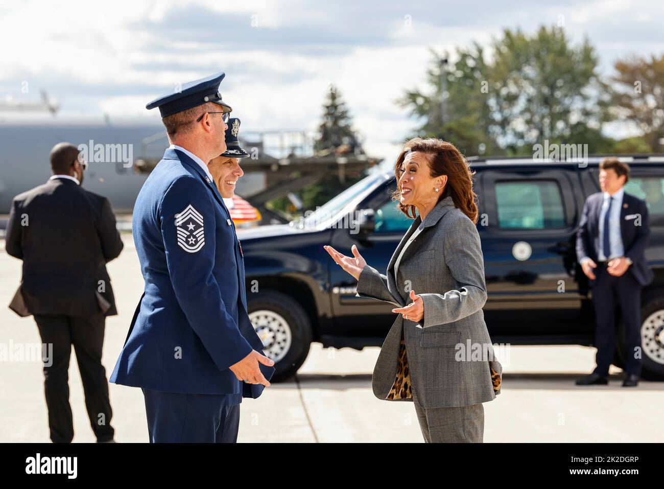 Milwaukee, Vereinigte Staaten. 22nd septembre 2022. Le vice-président des États-Unis, Kamala Harris, accueille les membres de la Garde nationale aérienne de l'US Air Force à l'aéroport international Mitchell. M. Harris devait faire des remarques à la conférence de l'Association des procureurs généraux démocrates (DAGA) à l'hôtel Pfister de Milwaukee, Wisconsin, sur 22 septembre 2022 Credit: Jeffrey Phelps/Pool via CNP/dpa/Alamy Live News Banque D'Images