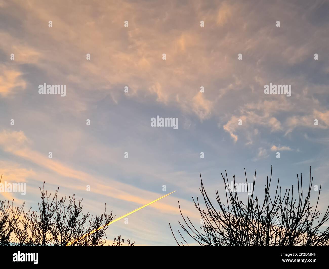 Magnifique panorama des nuages orange et jaune au lever du soleil Banque D'Images