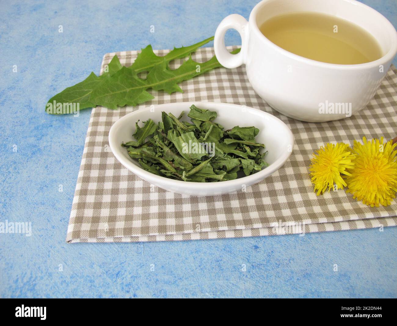 Une tasse de thé de pissenlit à partir de feuilles de pissenlit séchées Banque D'Images
