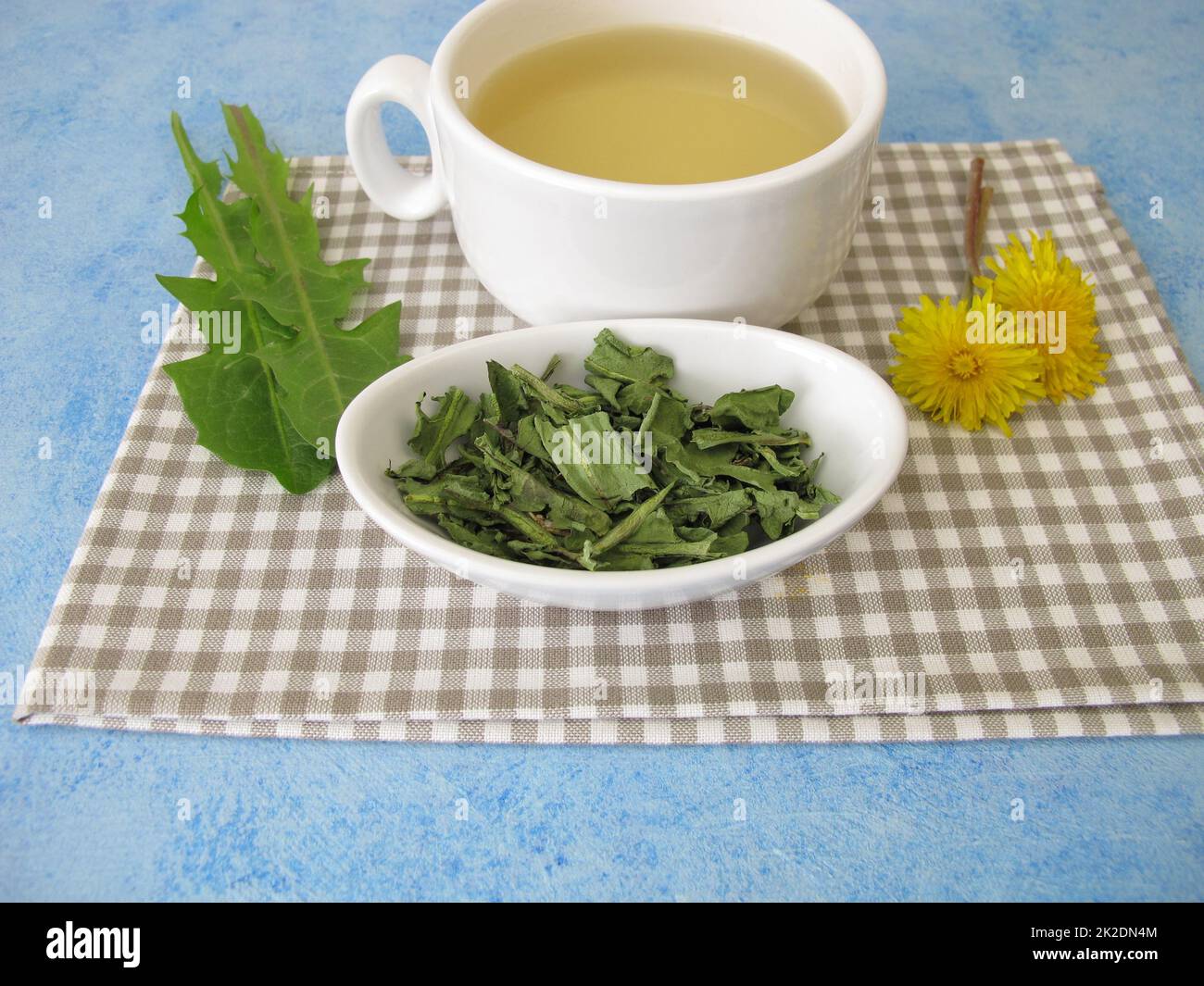 Une tasse de thé de pissenlit à partir de feuilles de pissenlit séchées Banque D'Images