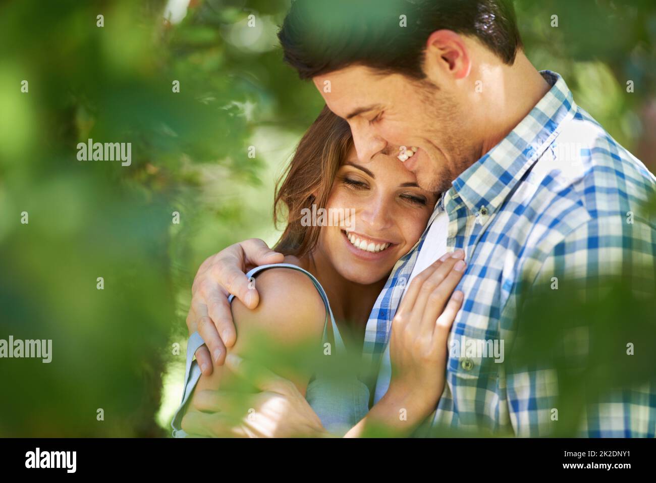 HES mon rock. Vue rognée d'un jeune couple heureux debout ensemble dans le parc. Banque D'Images