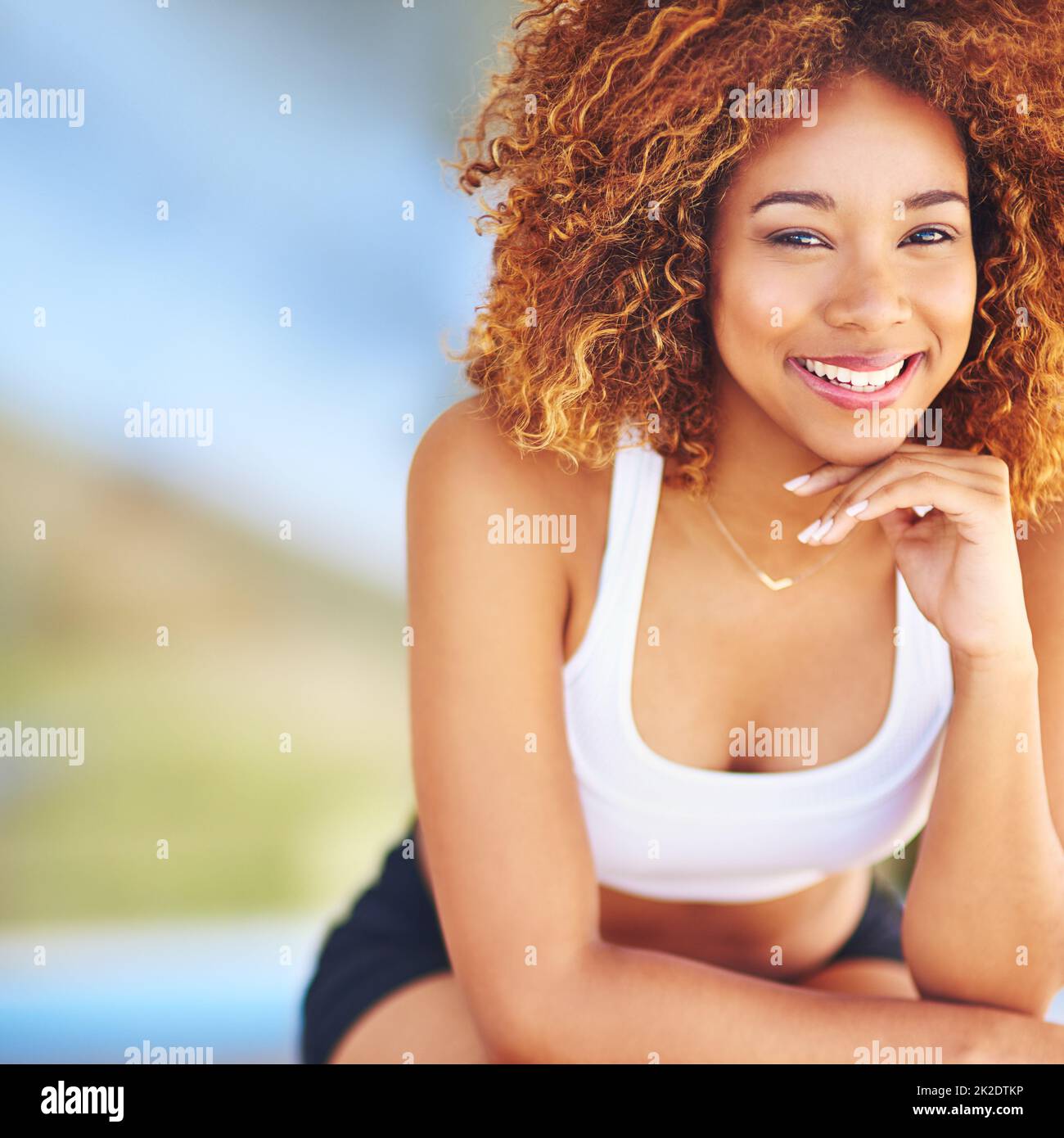 Soyez heureux de qui vous êtes. Photo d'une jeune femme sportive souriant à l'appareil photo. Banque D'Images