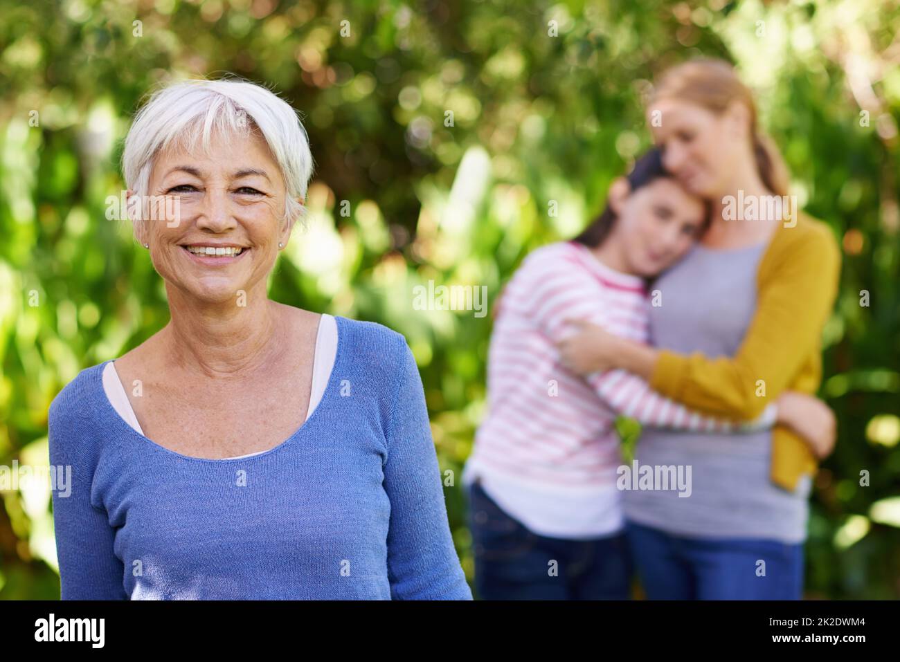 Nous étions un groupe de bons. Photo de trois générations de femmes de famille debout à l'extérieur. Banque D'Images