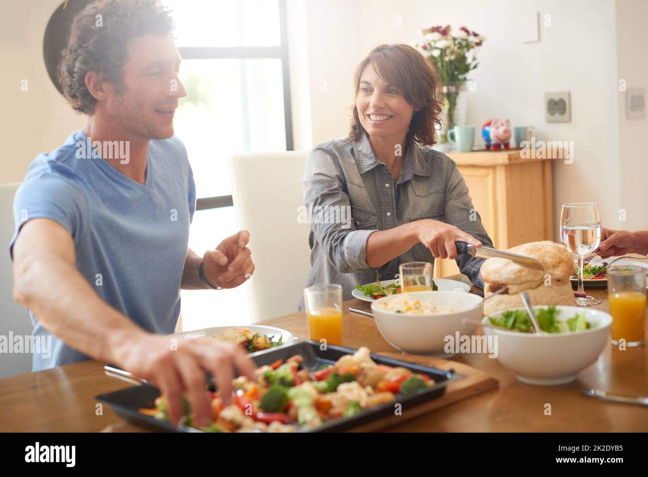 Veggies n'importe qui. Photo d'un couple souriant prenant un repas ensemble. Banque D'Images