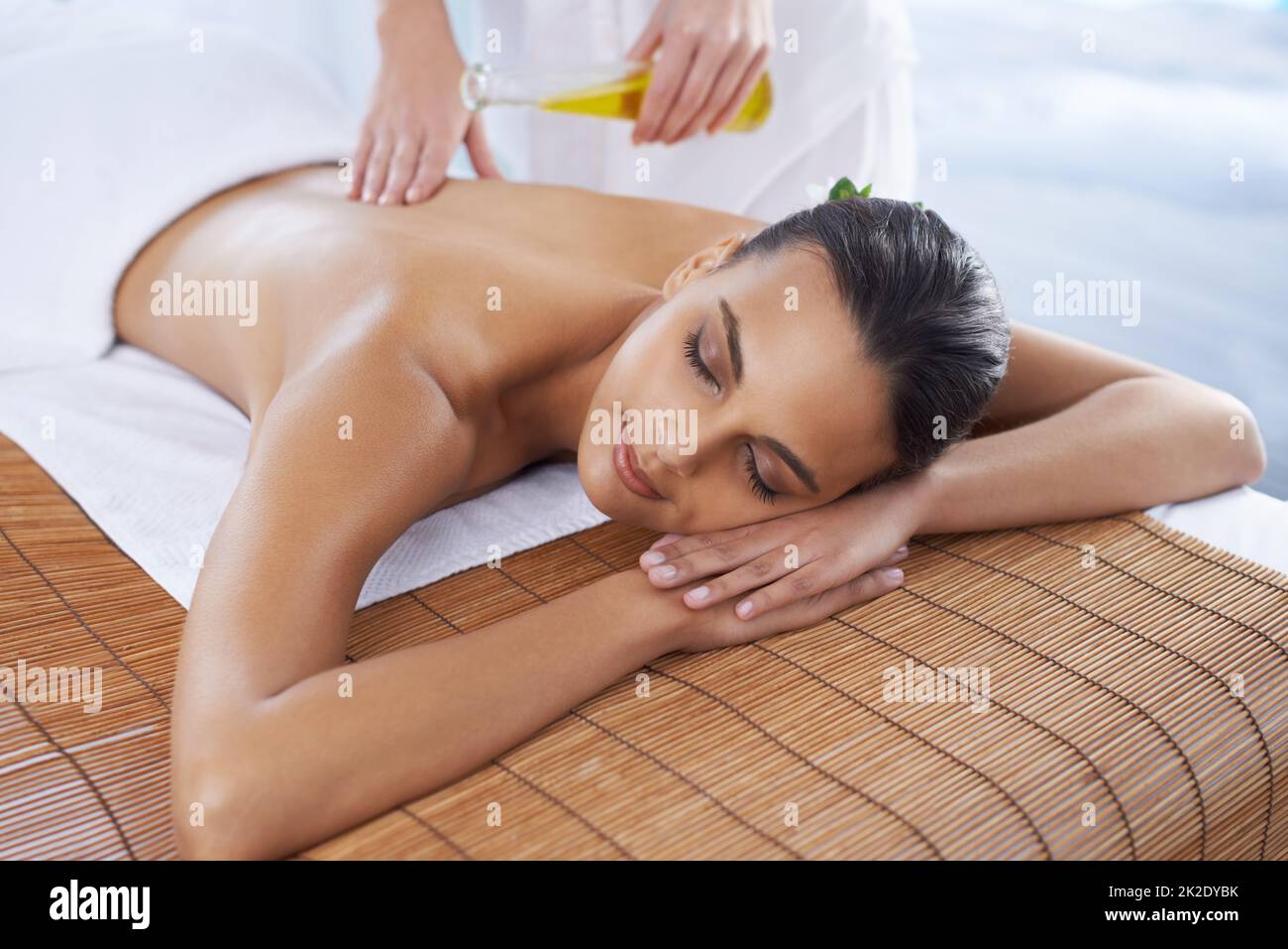 Passer une journée au spa. Une jeune femme se détendant dans un spa de beauté. Banque D'Images