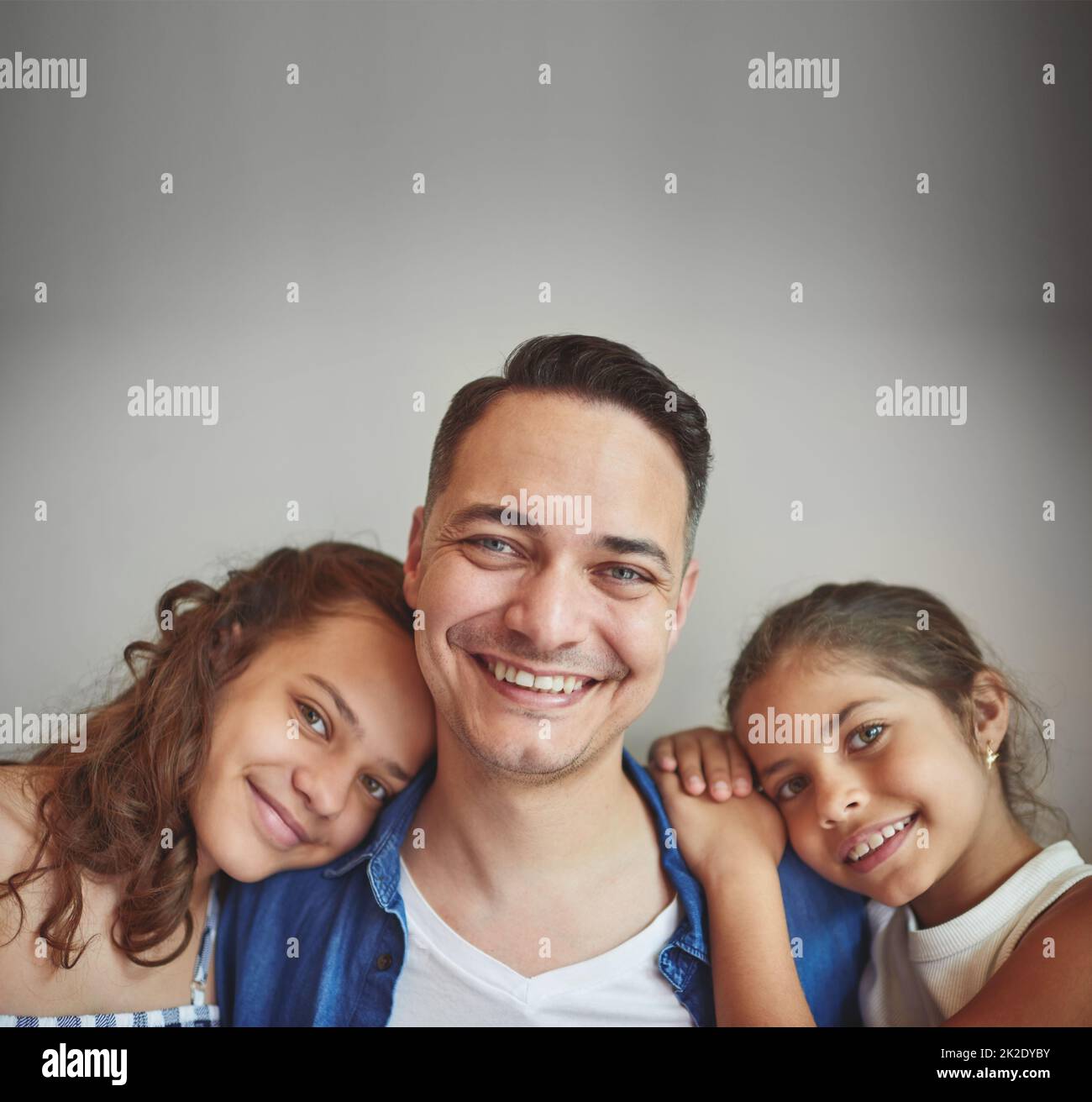 J'ai les filles les plus adorables et les plus adorables. Photo d'un homme passant un temps de qualité avec ses jeunes filles. Banque D'Images