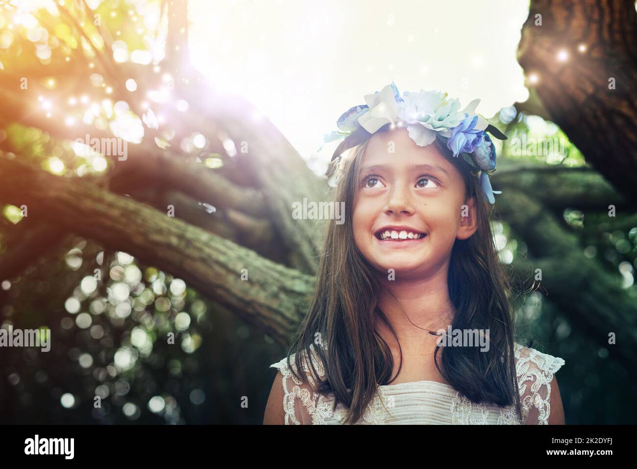 Elle a un tel esprit insouciant. Photo d'une petite fille jouant à l'extérieur. Banque D'Images