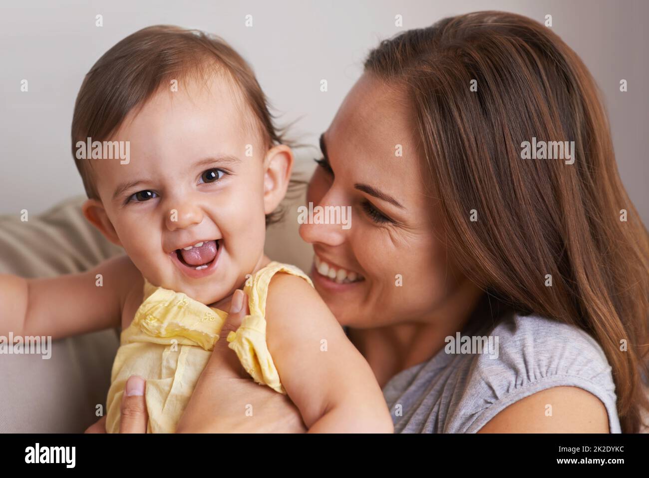 Elle me fait rire tout le temps. Gros plan portrait d'une mère et d'une petite fille qui rit. Banque D'Images