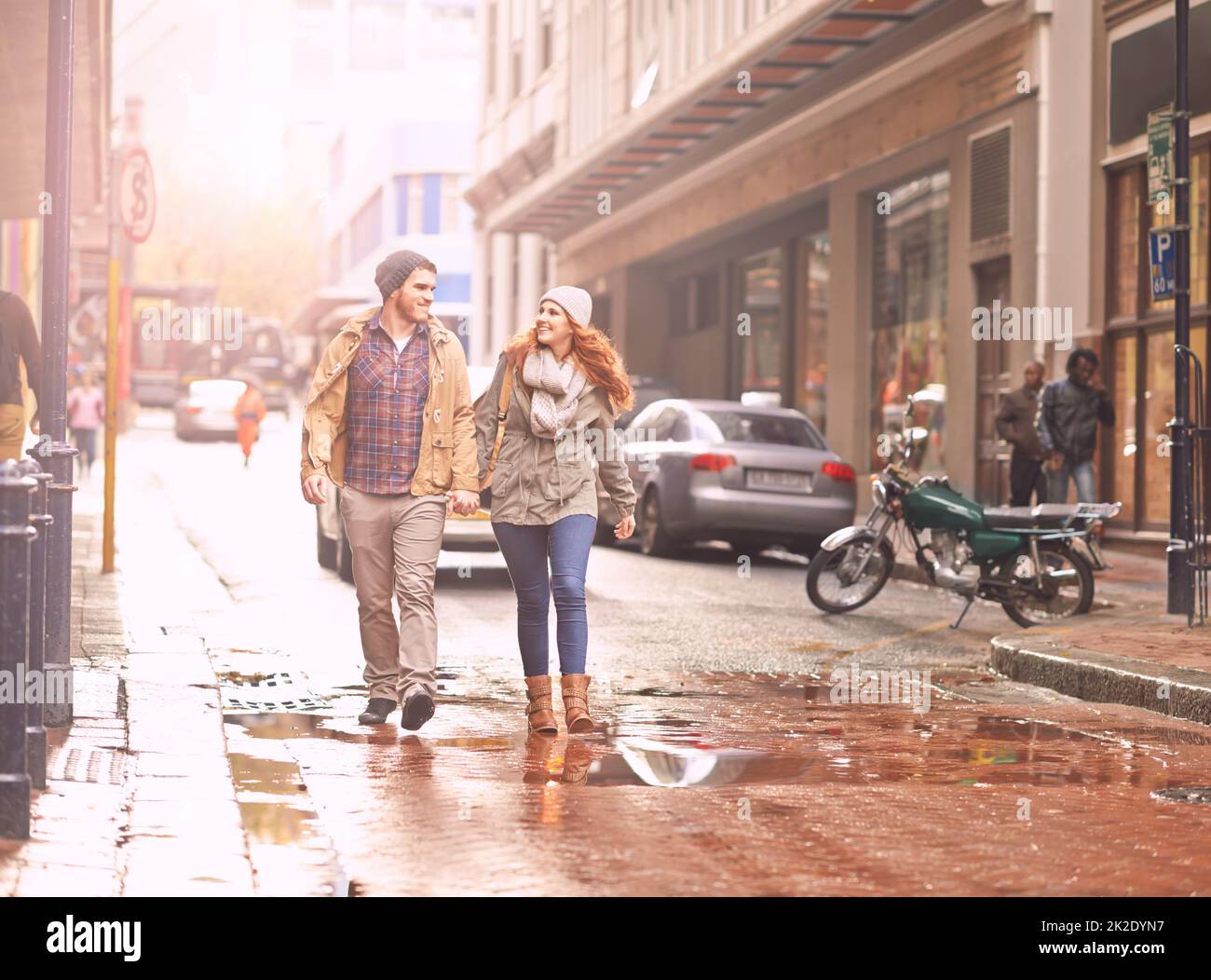 Profitez d'une promenade en hiver ensemble. Photo d'un jeune couple heureux marchant dans une zone urbaine ensemble. Banque D'Images