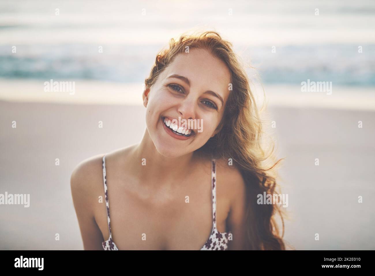 Im à la maison au bord de la mer. Photo courte d'une jeune femme qui profite de sa journée à la plage. Banque D'Images