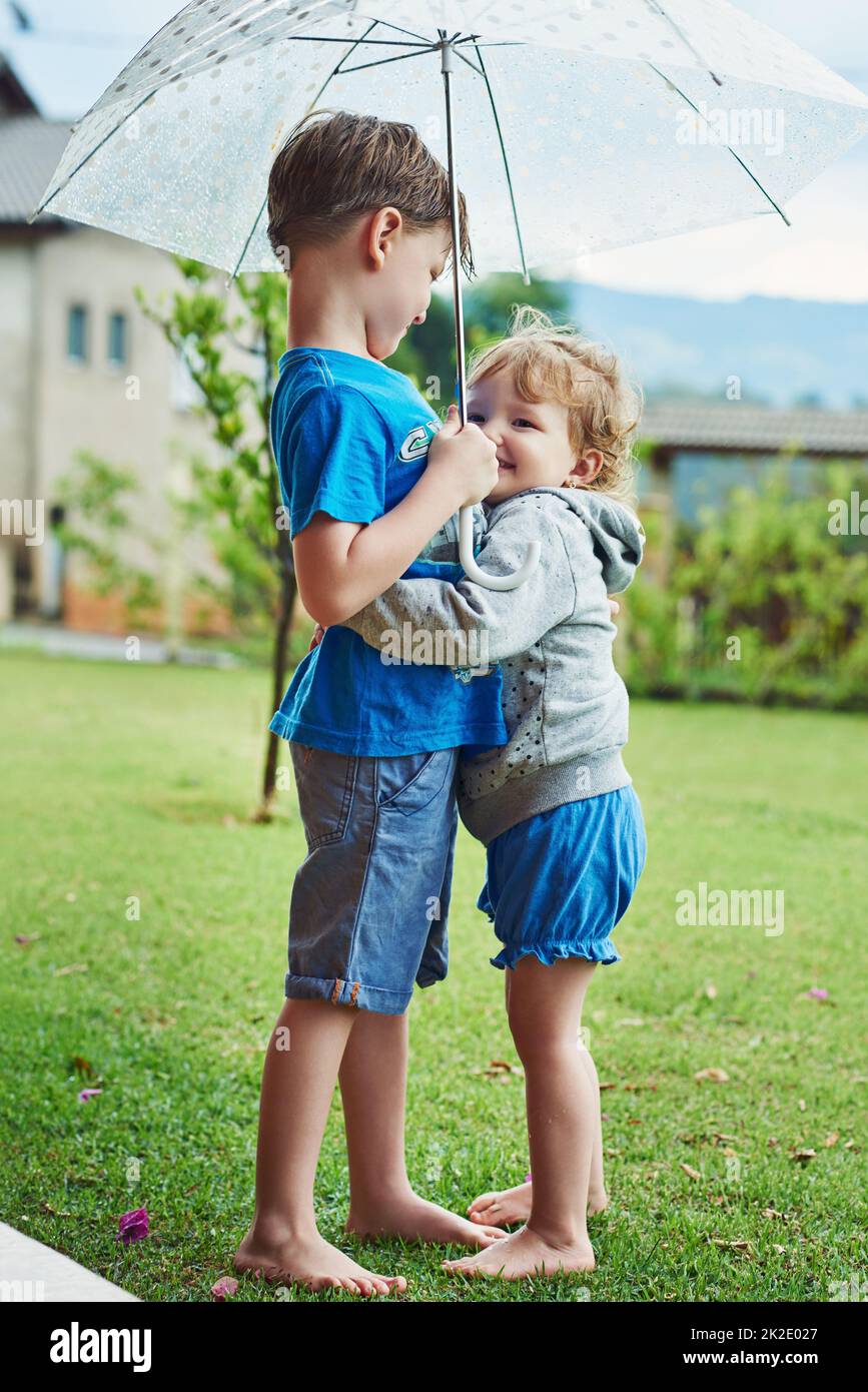 Fille et garçon sous un parapluie Banque de photographies et d'images à  haute résolution - Alamy