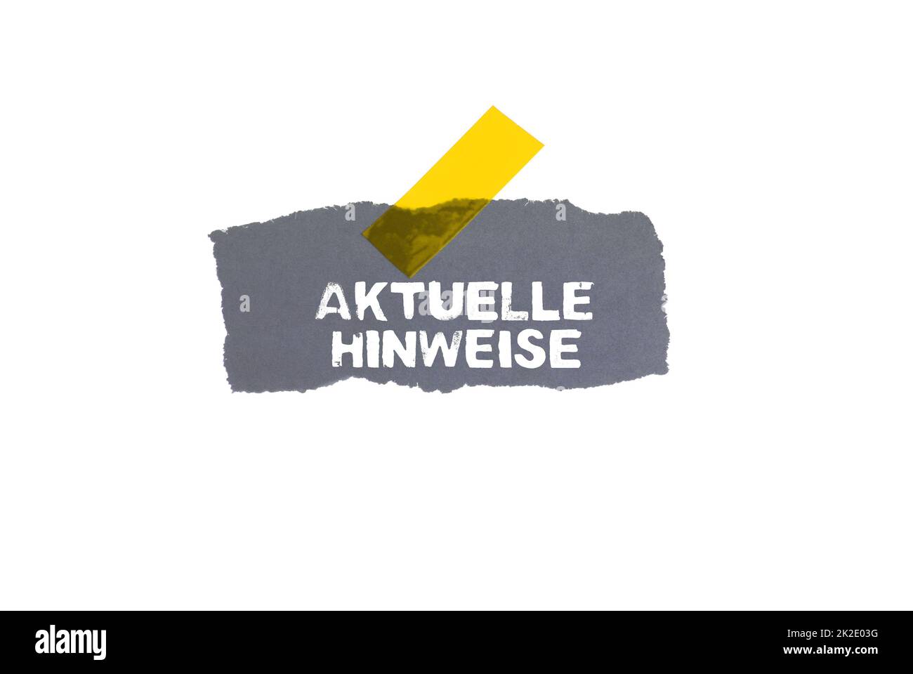 Arrière-plan en papier de grunge isolé avec ruban adhésif jaune : informations actuelles en allemand Banque D'Images