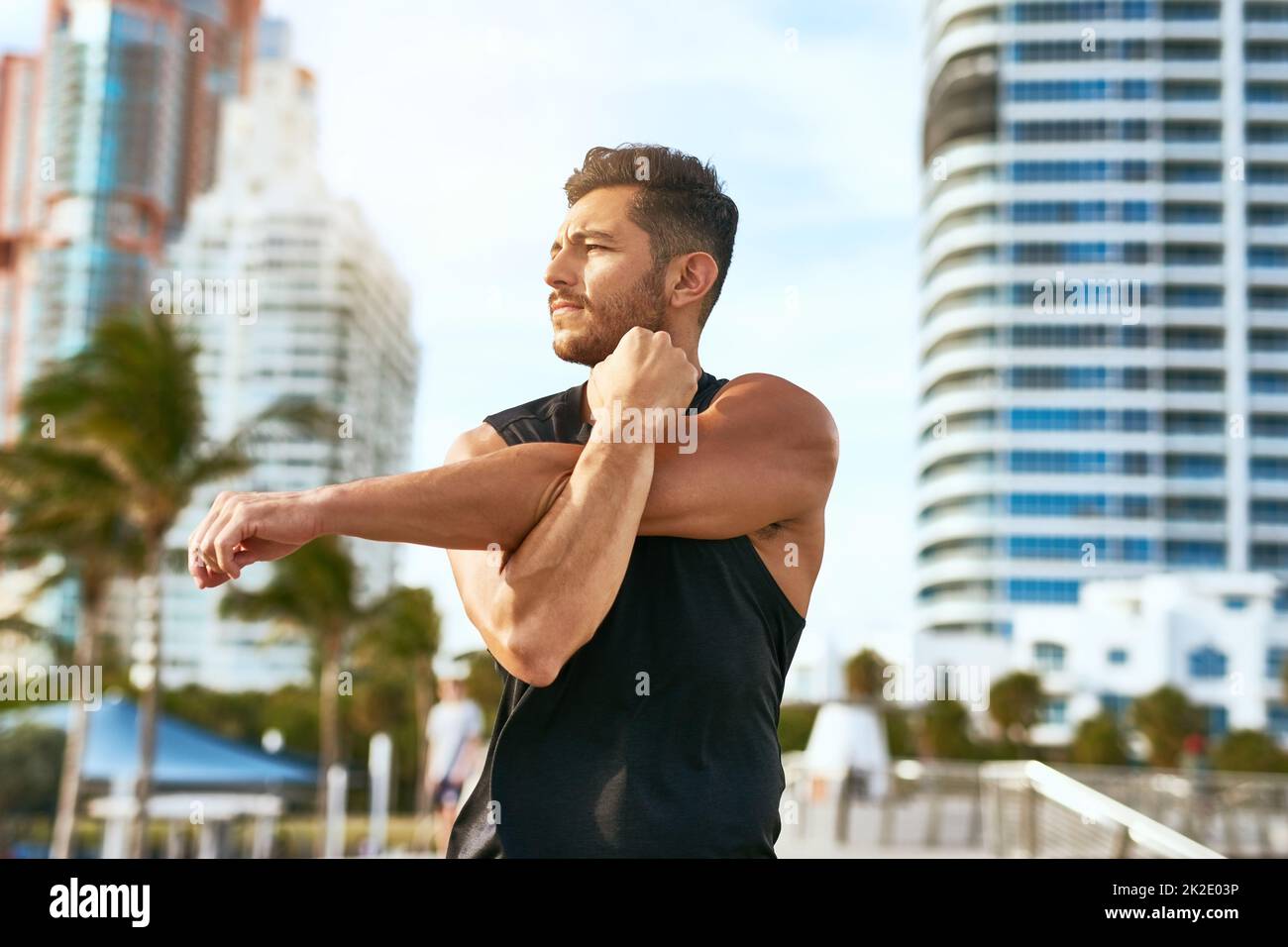 Garder son état d'esprit et son corps forts. Photo d'un beau jeune homme s'exerçant à l'extérieur. Banque D'Images