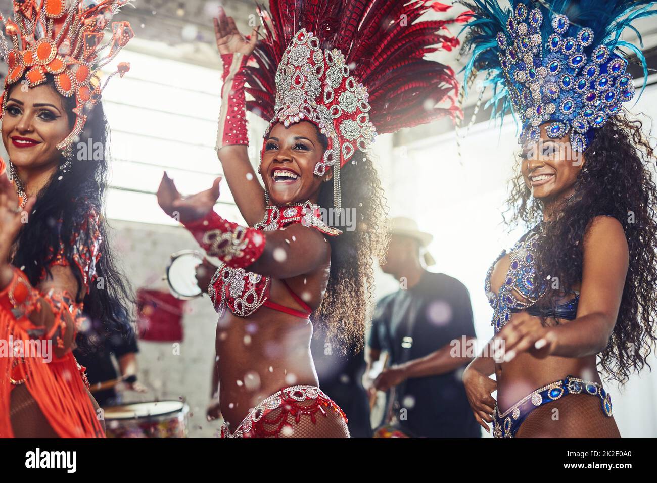 Venez passer des fêtes avec nous. Prise de vue de danseurs de samba dans un carnaval. Banque D'Images