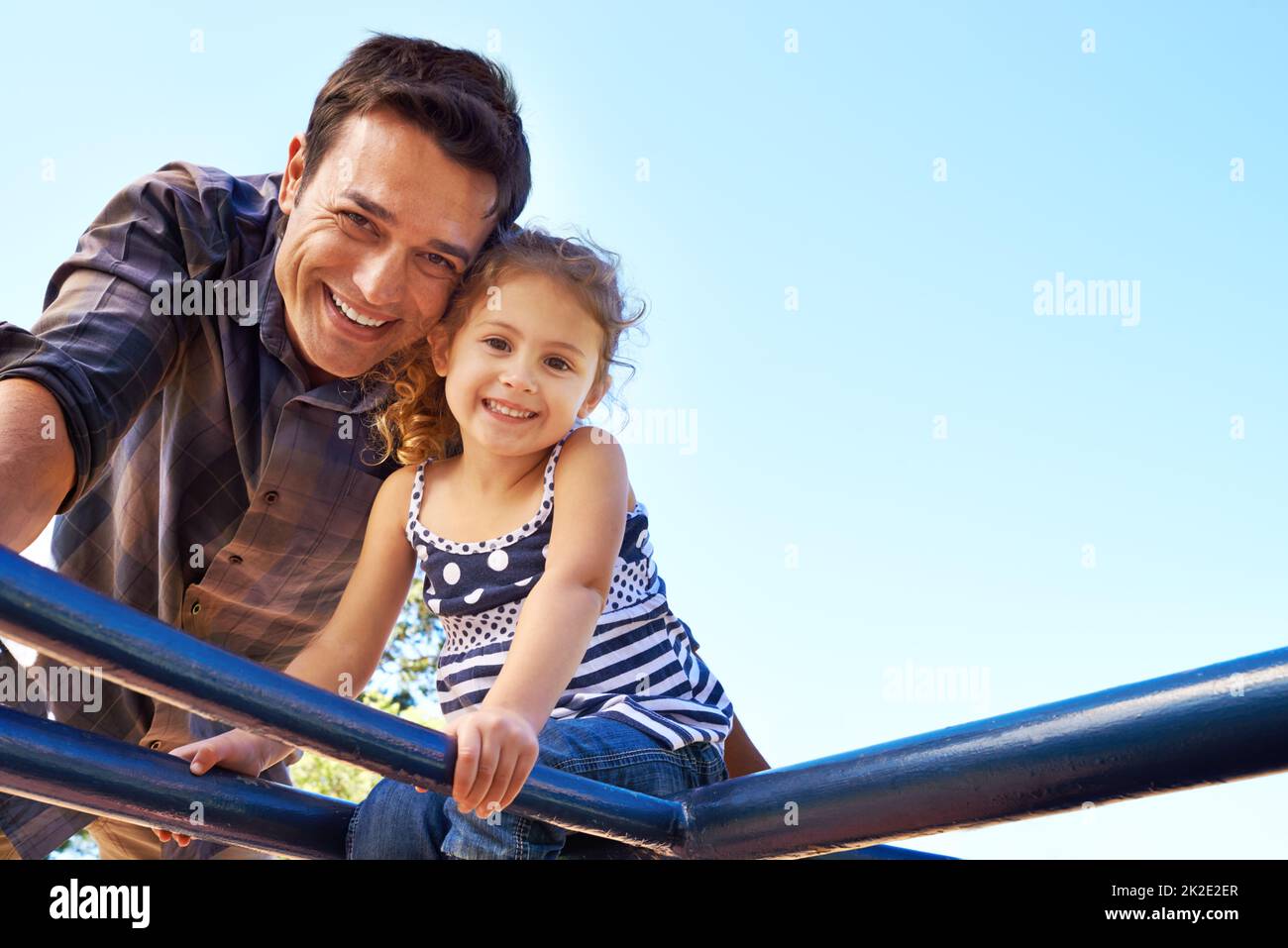 Parc de jeux. Portrait d'un père et d'une fille sur la jungle gym. Banque D'Images