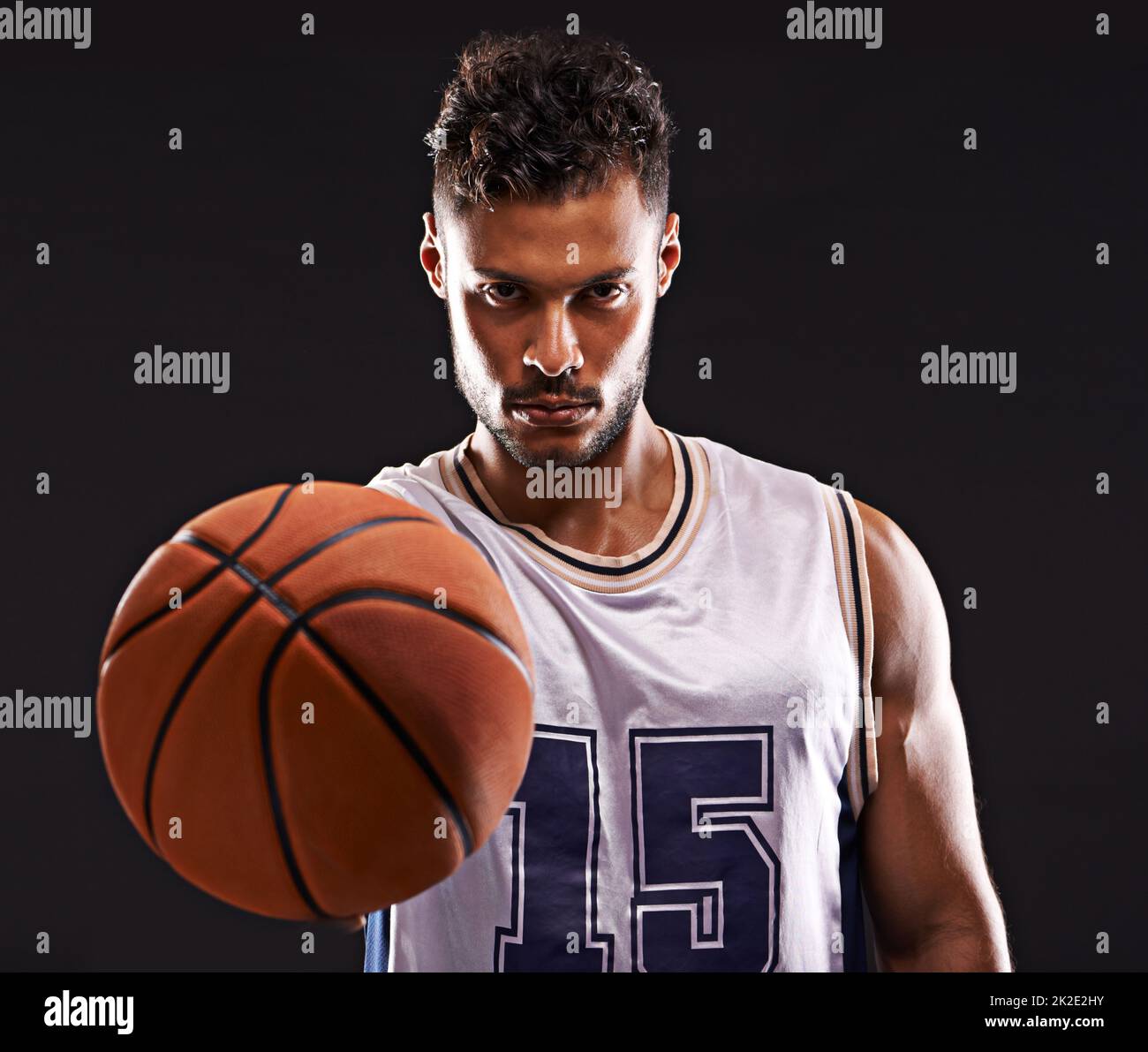 Prêt à jouer. Photo studio d'un joueur de basket-ball sur fond noir. Banque D'Images