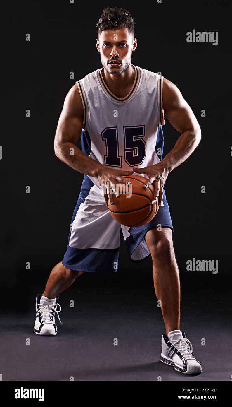 En trois. Photo studio d'un joueur de basket-ball sur fond noir. Banque D'Images